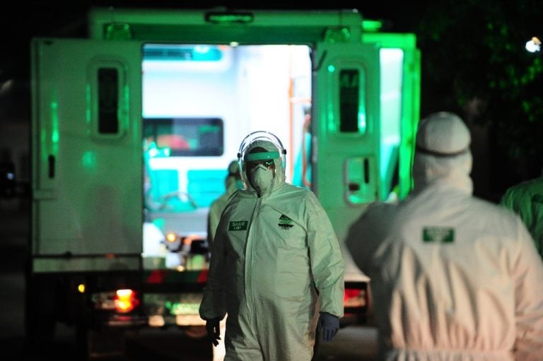 Desalojan a adultos mayores en el geriátrico del Hospital Israelita Cuarentena / Coronavirus Covid 19 Argentina Barbijos (Foto: Clarín)