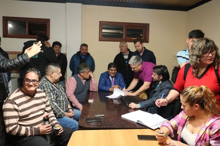 Firma de convenio en Tolhuin