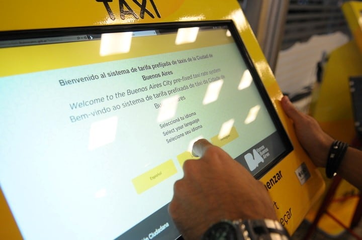 Quejas de los taxistas por las tarifas prefijadas que entraron en vigencia en Aeroparque. (Silvana Boemo)