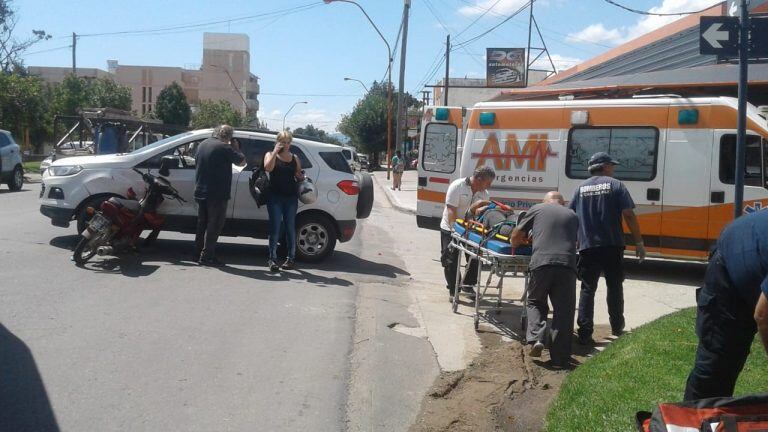 Accidente de tránsito entre un auto y una moto