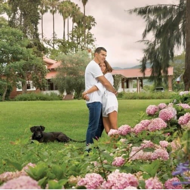 El exgobernador Urtubey junto a su esposa Isabel Macedo en la residencia de Las Costas.