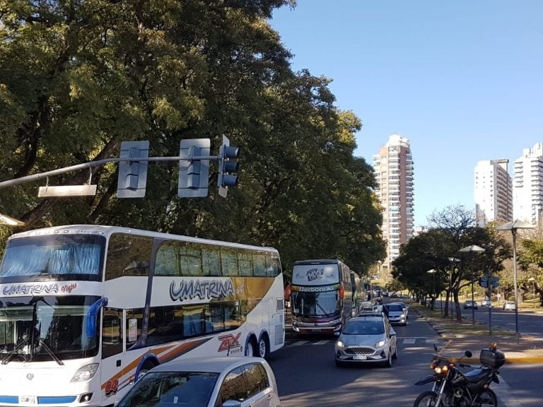 Empresarios del sector de transporte turístico se manifestaron en el Monumento (Rosario Nuestro)