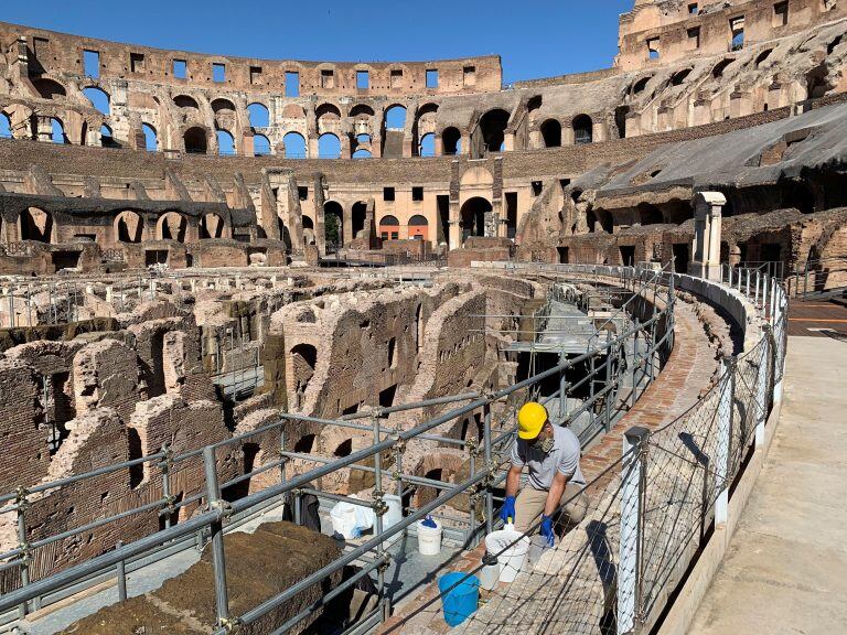 Vista del Coliseo de Roma, que reabre tras casi tres meses de cierre por él coronavirus. Italia continúa su desescalada de las medidas anticoronavirus y reabre algunas de sus principales joyas culturales, como los Museos Vaticanos o los Uffizi de Florencia, en espera de que vuelvan los turistas. (Foto: EFE/Álvaro Caballero)