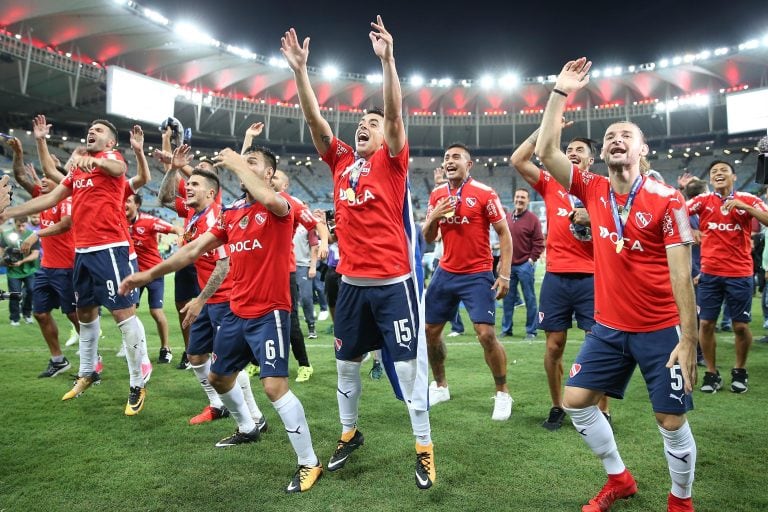 Los futbolistas del Independiente celebran el 13/12/2017 en Río de Janeiro, Brasil, su consagración como campeones de la Copa Sudamericana. El equipo empató 1-1 con Flamengo en Maracaná. 
(Vinculado al texto de dpa "Independiente empató con Flamengo y se coronó en la Copa Sudamericana" del 14/12/2017) foto: Li Ming/Zuma Press/dpa rio de janeiro brasil  campeonato torneo copa sudamericana 2017 futbol futbolistas partido flamengo independiente