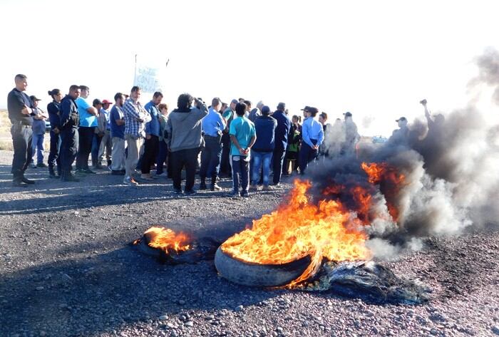 No levantarán el corte hasta que funcionarios gubernamentales les den una solución. Foto: Radio 3.