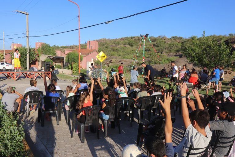 Un masivo público desde la tarde del domingo a la espera de los Reyes Magos.