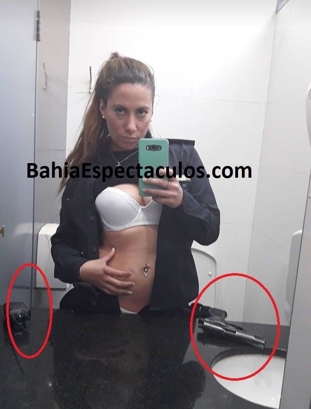 Florencia, una mujer policía de Bahía Blanca, está en boca de todos por la filtración de sus fotos hot para promocionar juguetes sexuales.