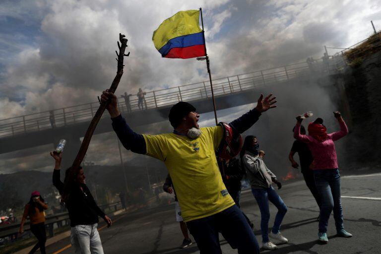 La oleada de protestas en Ecuador, liderada por el movimiento indígena con el apoyo de otras organizaciones sociales comenzó el pasado 3 de octubre cuando entró en vigor un decreto ejecutivo que eliminó el subsidio al precio de la gasolina, una de las medidas establecidas en un acuerdo crediticio por 4.200 millones de dólares con el FMI. Crédito: EFE/ Bienvenido Velasco.