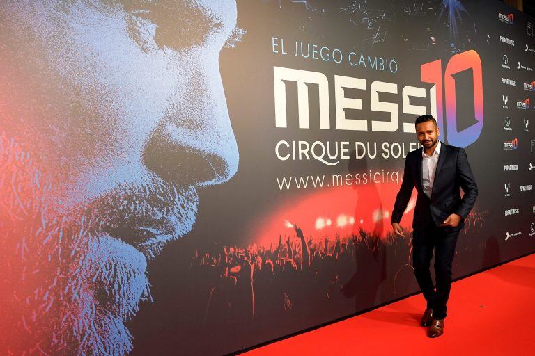 El bailarín y coreógrafo somalí Mukhtar O. S. Mukhtar posa en la alfombra roja del evento lanzamiento del nuevo show del Cirque du Soleil inspirado en la vida de Lionel Messi. (Photo by LLUIS GENE / AFP)