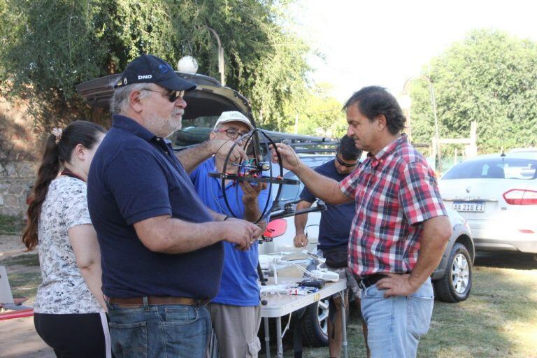 Saneamiento del lago San Roque con el importante aporte del vecino Marcelo Martínez.