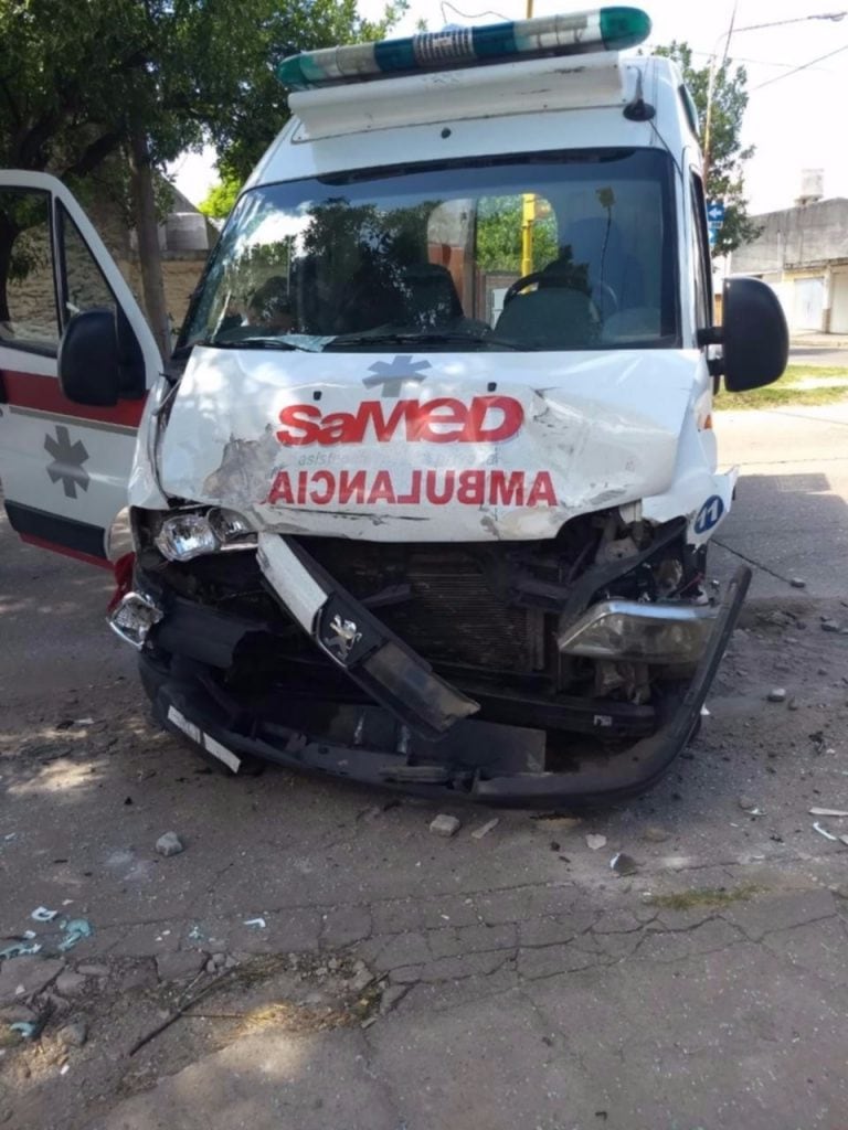 Fuerte accidente entre una ambulancia y un auto en San Luis.