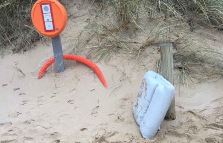 Las butacas encontradas en playas del norte de Francia. (AP).