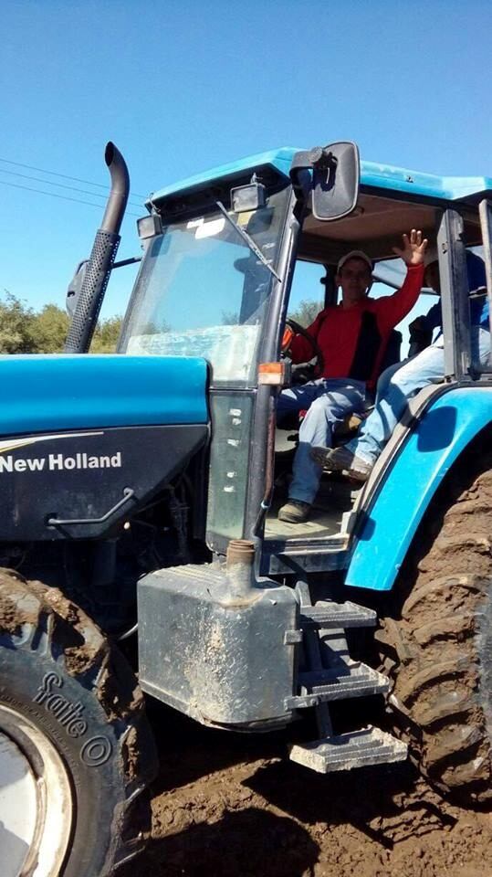 Elías Oviedo, electo jefe comunal de San Vicente, en Traslasierra y que sigue cosechando papas hasta su asunción.