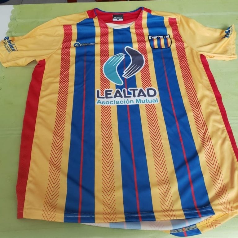 Nueva camiseta titular de Colegiales, Tres Arroyos.