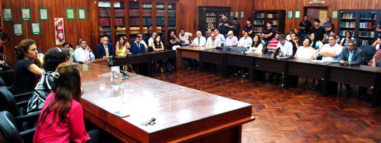 Encabezada por las jueces  María Alejandra Tolaba –presidente de trámite habilitada-, Ana Carolina Pérez Rojas y Claudia Cecilia Sadir – habilitada-, la audiencia tuvo lugar en el salón "Vélez Sarsfield" del edificio central de los Tribunales.