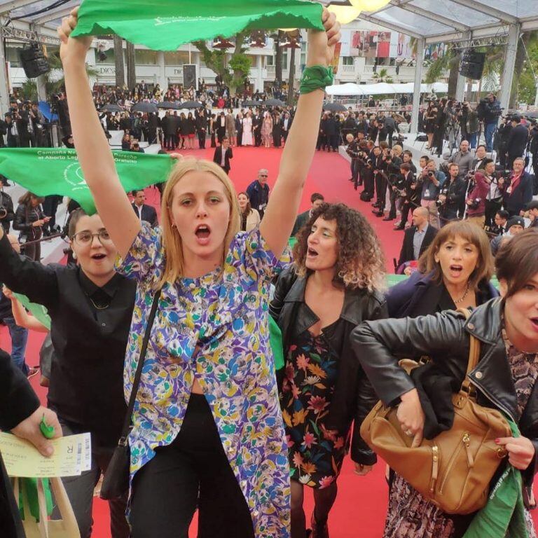 Los pañuelos verdes tomaron la alfombra roja de Cannes antes de la proyección de "Que sea ley"