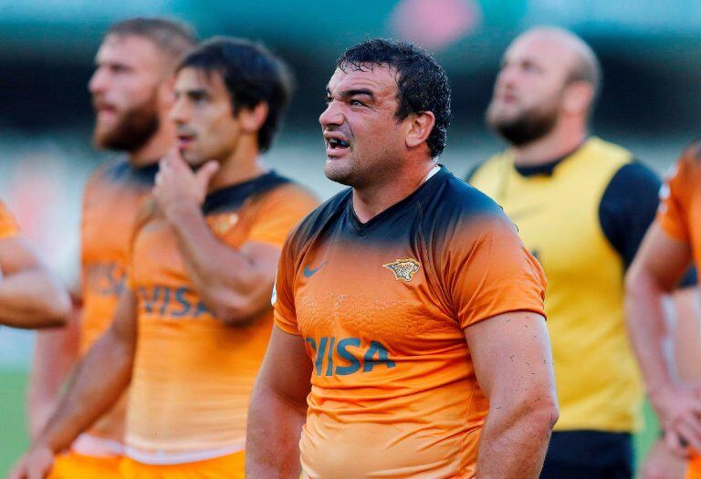 Agustin Creevy mira la conversión en el partido entre Sharks yJaguares en el Kings Park Rugby Stadium de Durban (Foto: Anesh DEBIKY / AFP).