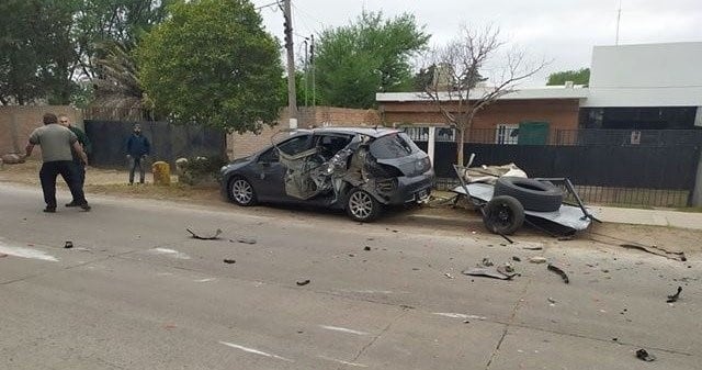 El conductor del Chevrolet tuvo que refugiarse en una casa vecina.