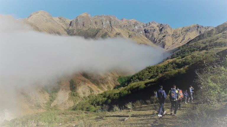 "Los valles, la puna, las yungas... pisamos todos los suelos, respiramos todos los aires, vivimos todas las naturalezas... 54 km en caminos de herradura!!!", relatan los Padrinos Rurales en Facebook.