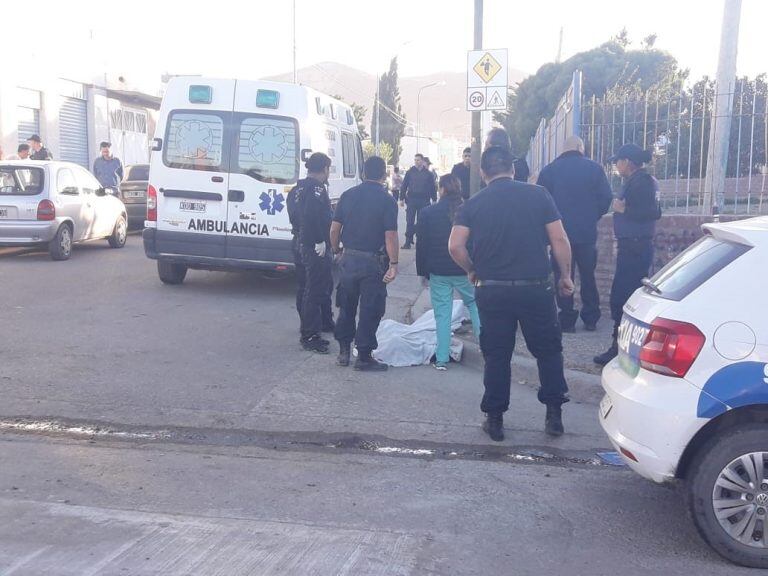 El joven apareció muerto en la esquina de la Escuela. Foto Marcelo Vidal.