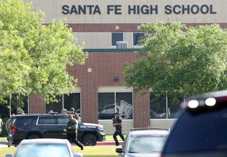 En fotos: las impactantes escenas del tiroteo en una escuela de Texas