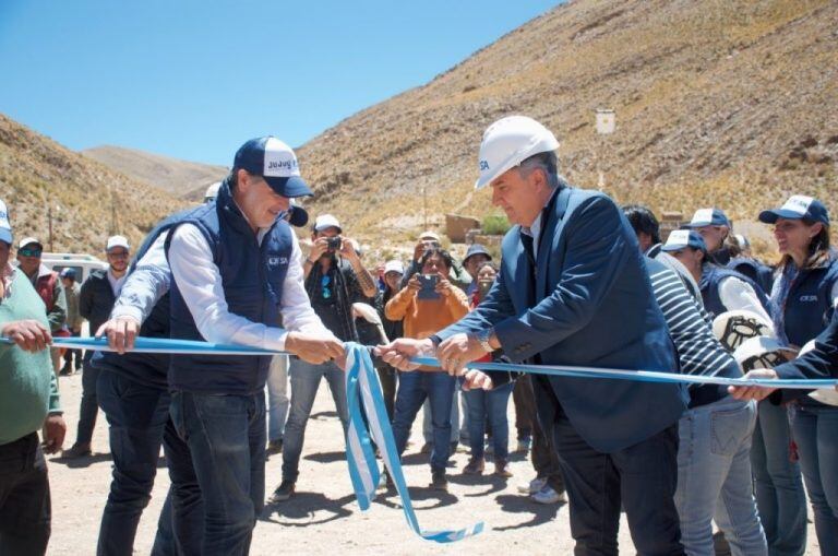 Directivos de la empresa de energía y el Gobernador, en el corte de cinta de las instalaciones.