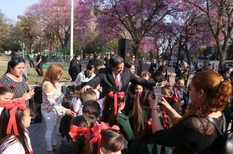 Capitanich encabezó el acto por el Día del Maestro en Resistencia. (Foto: @jmcapitanich)