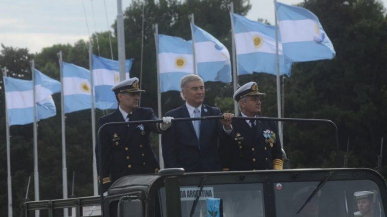 Saludo del Ministro Aguad al personal militar