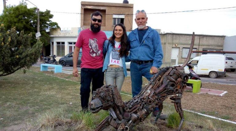 Los autores de la escultura junto a una de las piezas (Municipalidad de Santa Rosa)