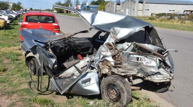 El Renault 9 quedó destrozado por completo como consecuencia del siniestro (El Diario).