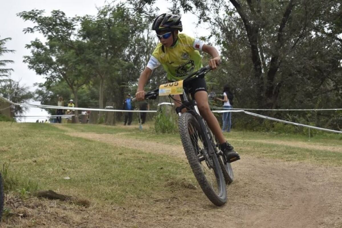Dos pedalistas de Arroyito participaron en el Dos Provincias de Mountain Bike
