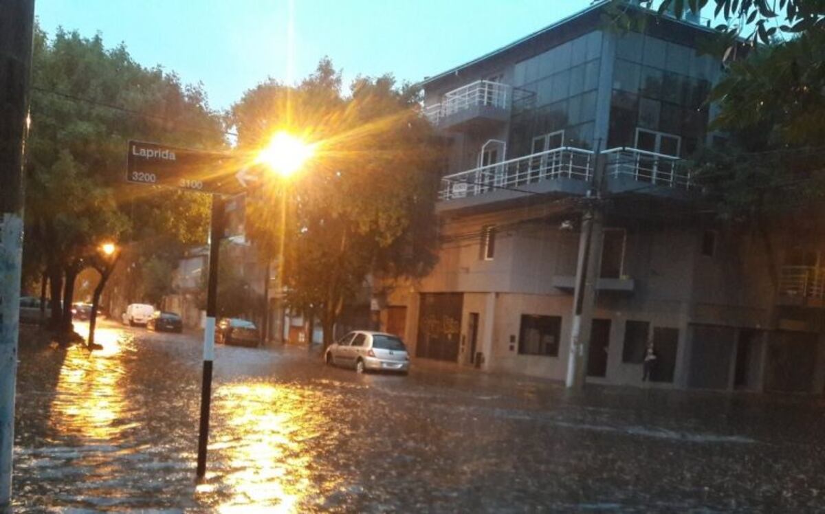 La lluvia al fin cayó con todo sobre Rosario en una tarde con fuertes ráfagas
