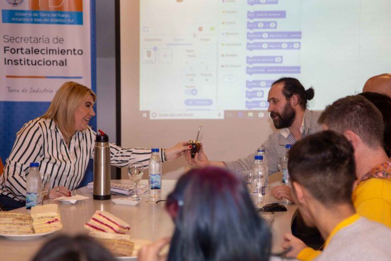 Bertone presento la ley de software a estudiantes de Río Grande