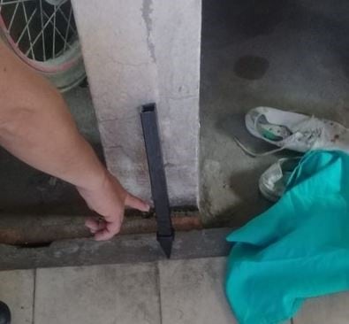 Un ladrón quedó enganchado en la reja al intentar ingresar a una casa. (Foto: Corrientes Hoy)