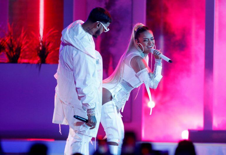 Anuel AA y Karol G, en el escenario en los Billboard Latino. (AP)