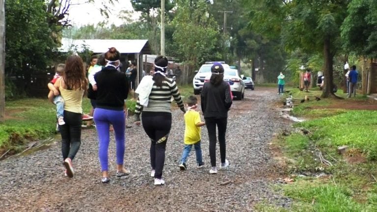 Todo el barrio Belén, en el suroeste de Posadas, acudió a la casa de la menor fallecida este lunes en el Hospital Barreyro. (MisionesOnline)