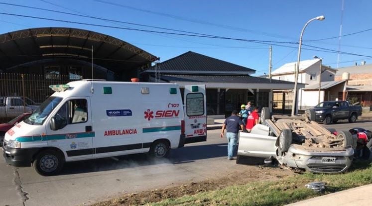 Volcó un auto en Neuquén