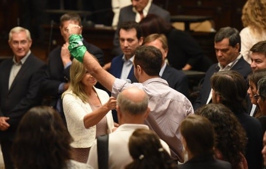 El momento de jura del senador del FIT Lautaro Jiménez.