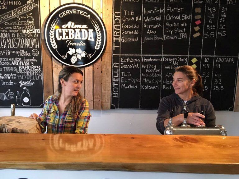 La barra se prepara para recibir el 22 Encuentro Cervecero en Trevelin, Chubut.