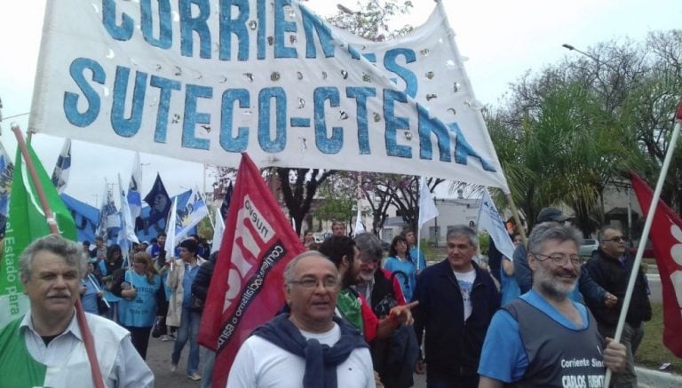 La columna de manifestantes avanza por la avenida 3 de Abril. (Foto: Corrientes Hoy)