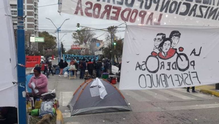 Acamparon en pleno centro de Roca en reclamo por la Emergencia Alimentaria, empleos y el freno a los despidos.