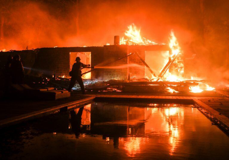 El fuego arrasó con una población entera. Foto: AP.