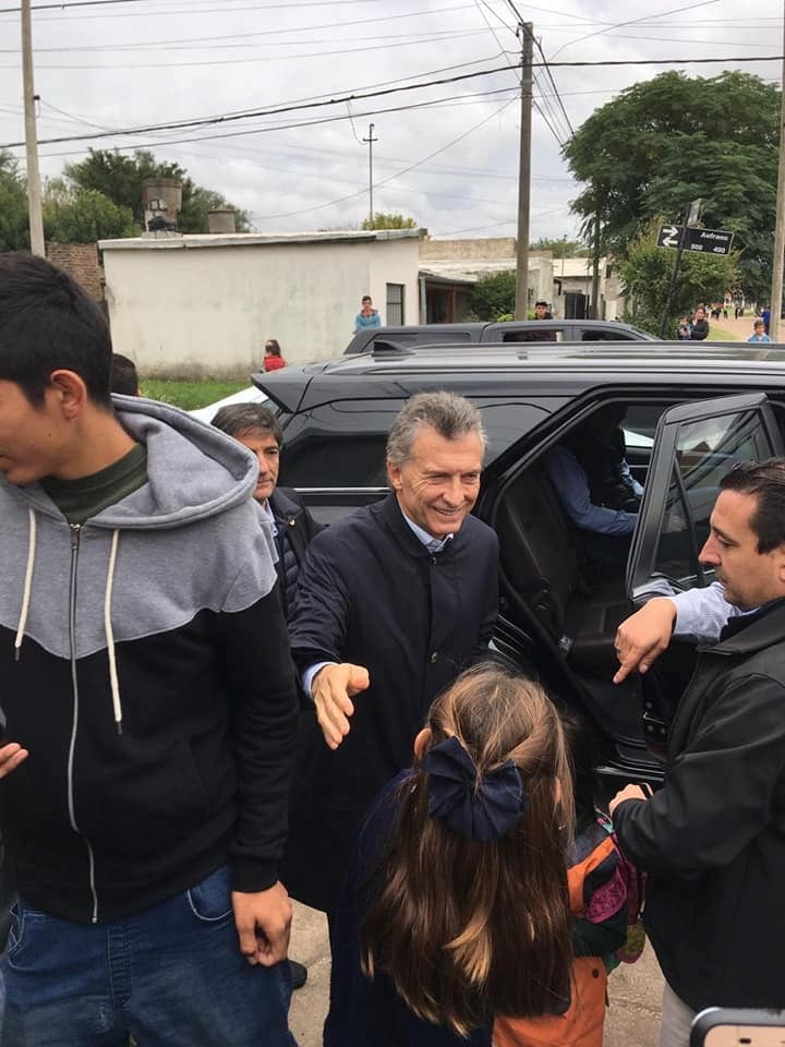 Macri estuvo en la empresa Impal, se sacó fotos y charló con la gente.