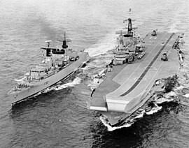 HMS BROADSWOOD  y HMS HERMES rumbo a Malvinas. No solo traían armamento convencional, también traían armamento nuclear.