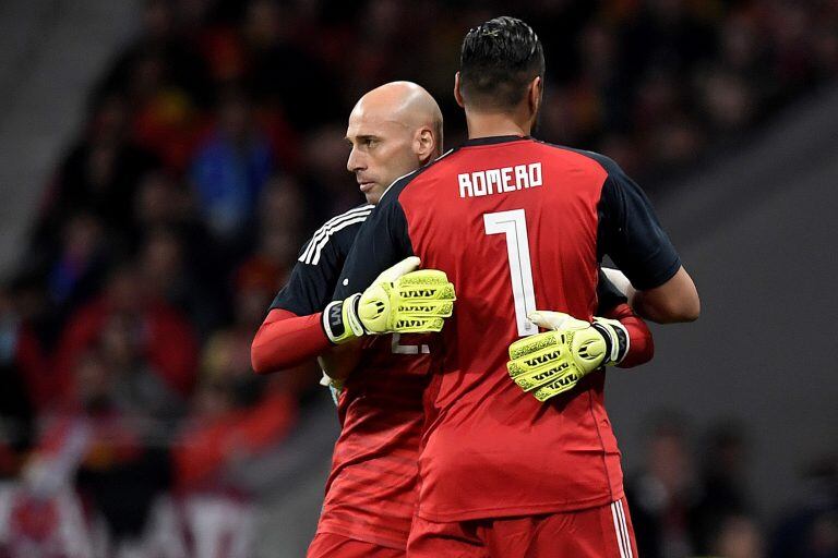 Argentina's goalkeeper Sergio Romero (R) is replaced by Argentina's goalkeeper Willy Caballero after getting injured during a friendly football match between Spain and Argentina at the Wanda Metropolitano Stadium in Madrid on March 27, 2018. / AFP PHOTO / GABRIEL BOUYS