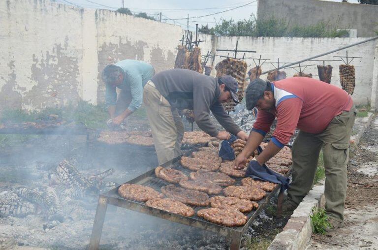 El público pudo disfrutar de un gran almuerzo popular (Vía Santa Rosa)