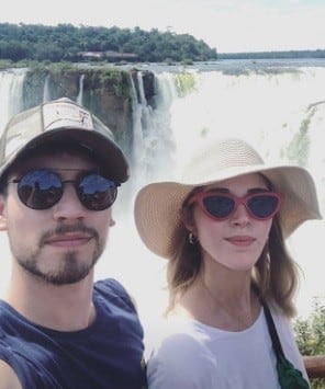 El actor español Albert Baró, junto a su novia argentina en Cataratas.