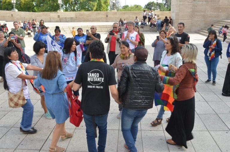 La bandera wiphala fue izada en el mástil escolta del Monumento. (@normalopezsf)