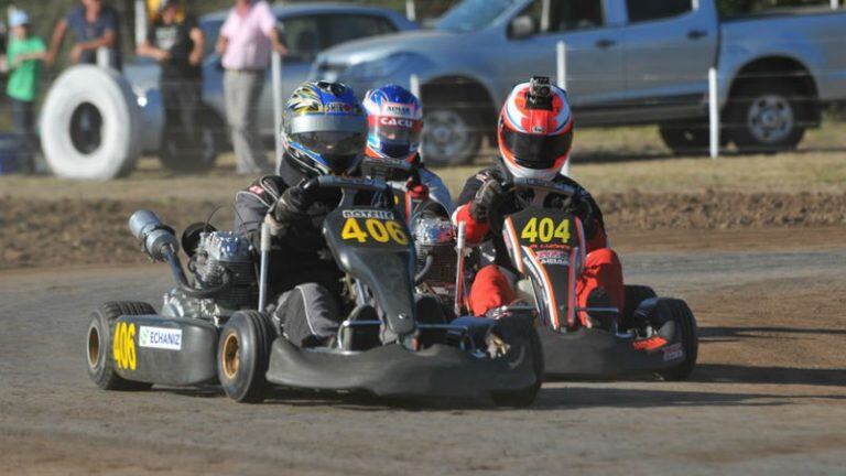 Intensa actividad de Karting sobre tierra.