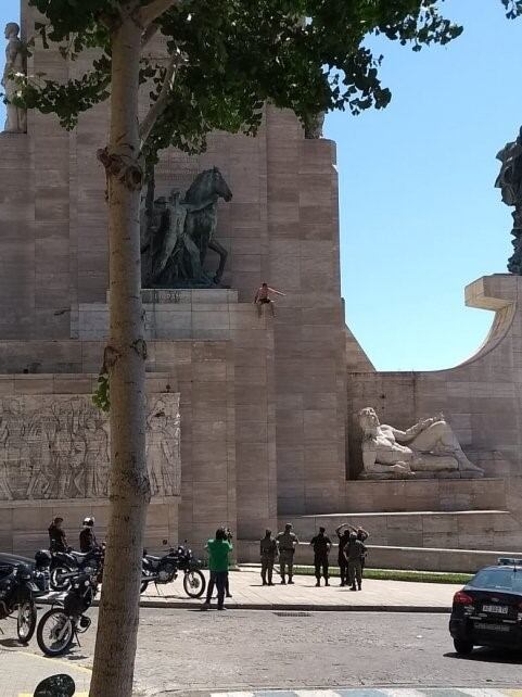 El hombre amenazó con arrojarse desde el Monumento.